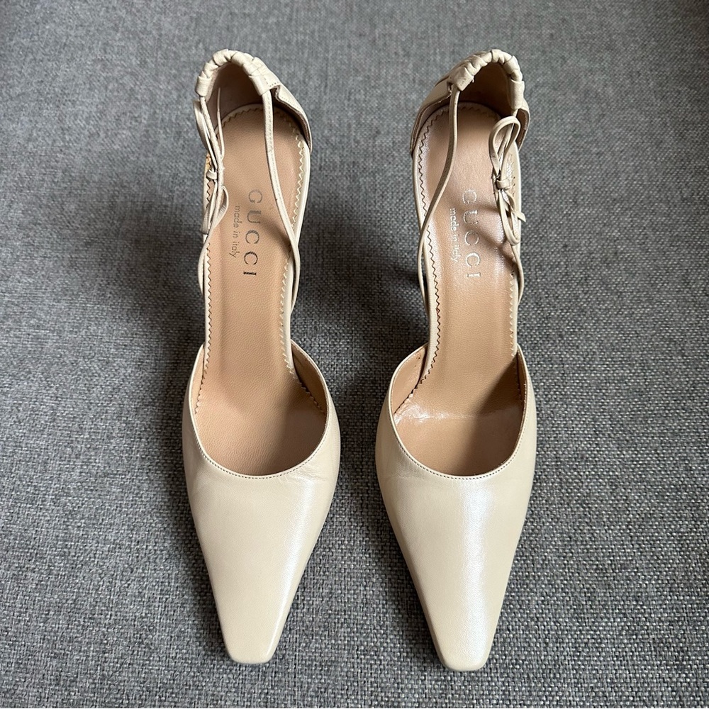 Vintage Gucci beige pumps with bows
